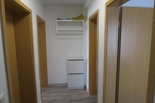 Habitación vacía con pasillo con puerta y habitación con armario en Ferienwohnung Schneider-Peters, en Kürten