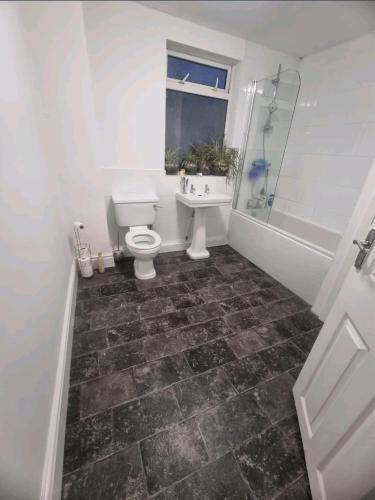 Double room with Shared bathroom in Salford في مانشستر: حمام مع مرحاض ومغسلة ودش