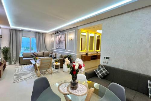 uma sala de estar com um sofá e uma mesa em E4 Luxury Appartement La Corniche Rabat - Essabah em Rabat