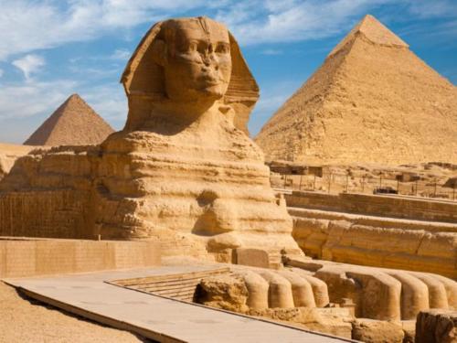 eine Statue der Sphinx vor den Pyramiden in der Unterkunft the fourth pyramid in Kairo