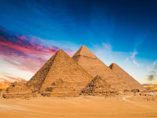 eine Gruppe von Pyramiden in der Wüste bei Sonnenuntergang in der Unterkunft the fourth pyramid in Kairo