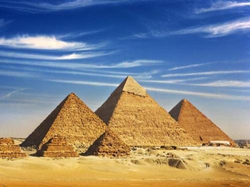 eine Gruppe von Pyramiden in der Wüste unter einem blauen Himmel in der Unterkunft the fourth pyramid in Kairo