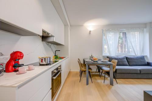 una cucina e un soggiorno con divano e tavolo di Res San Marco 1 - Happy Rentals a Lugano