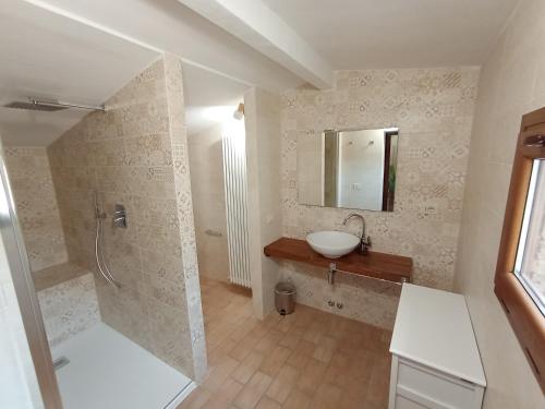 スペッロにあるPietra Rosaのバスルーム(洗面台、鏡付)