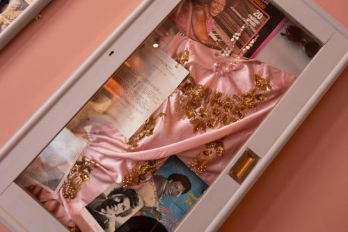 una foto de un vestido en un cajón en ART B&B, en Blackpool