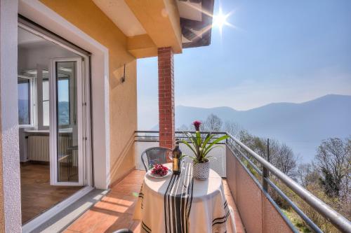 balcone con tavolo e vista di Ca' Gina Panoramica a Lugano