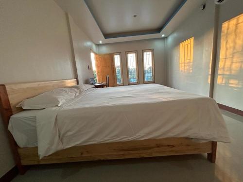 Katil atau katil-katil dalam bilik di FOUR-G Home Stay & Komodo Tour