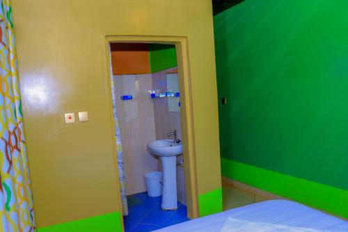 Habitación con baño con lavabo y aseo. en Malibu Lounge Bar & Restaurant, en Kisii