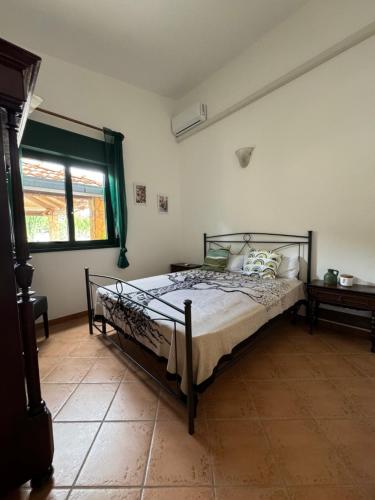 una camera con letto e finestra di Villa vista Marianello a Licata