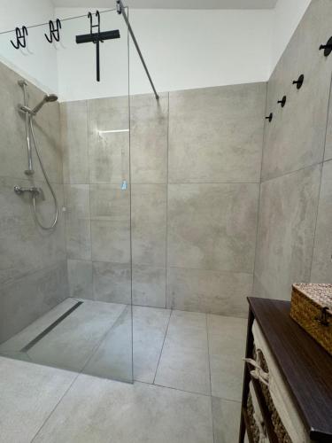 una doccia con porta in vetro in bagno di Villa vista Marianello a Licata