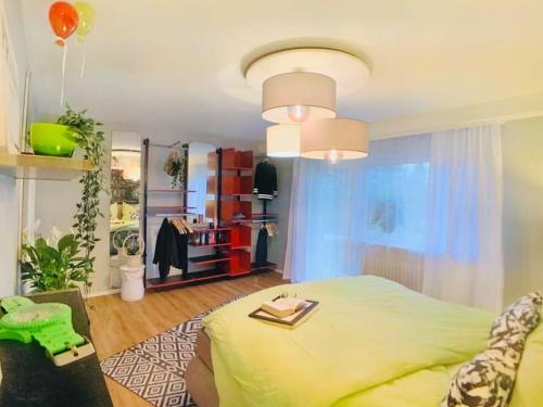 Un dormitorio con una gran cama verde y una habitación con en Meine Stil Oase an der Bergstraße, en Rimbach