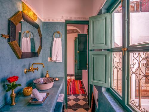 een badkamer met groene kasten en een wastafel bij Riad dar dada&spa in Marrakesh