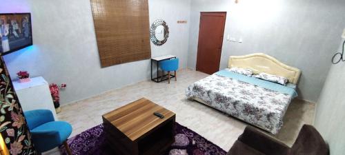 1 dormitorio con 1 cama y 1 mesa en una habitación en منزل صحم, en Al Quşayr