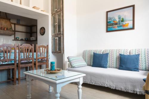 sala de estar con sofá y mesa en Apartamento Paraiso en Lanzarote, en Caleta de Caballo