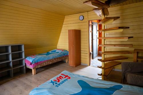 Habitación con 2 camas en una cabaña de madera en Ośrodek BEAVER, en Wiele