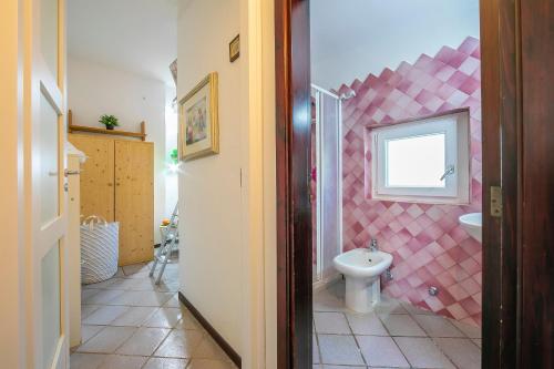 łazienka z umywalką i toaletą w obiekcie La Casa Sulla Roccia Trulli Pool - Happy Rentals w mieście Monopoli