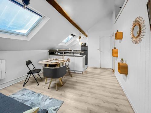 d'une cuisine et d'une salle à manger avec une table et une fenêtre. dans l'établissement Appartement Lumineux à Thorigny, à Thorigny-sur-Marne