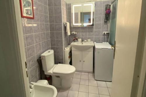 Ένα μπάνιο στο 2 room flat with sea view, private parking, swimming pool, and AC