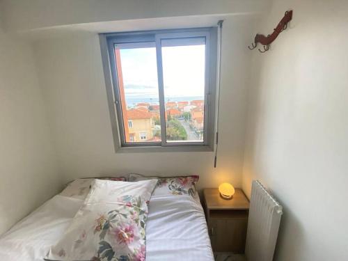 Ένα ή περισσότερα κρεβάτια σε δωμάτιο στο 2 room flat with sea view, private parking, swimming pool, and AC