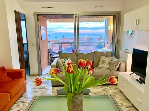 Χώρος καθιστικού στο 2 room flat with sea view, private parking, swimming pool, and AC