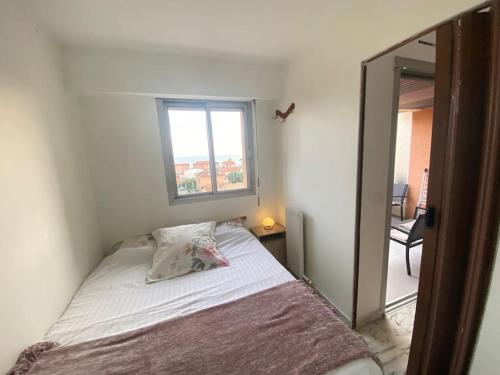 Ένα ή περισσότερα κρεβάτια σε δωμάτιο στο 2 room flat with sea view, private parking, swimming pool, and AC