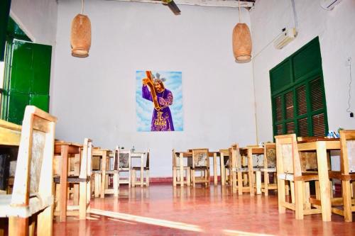 una habitación con un montón de mesas y sillas en HOSTAL LA MOMPOSINA, en Mompox