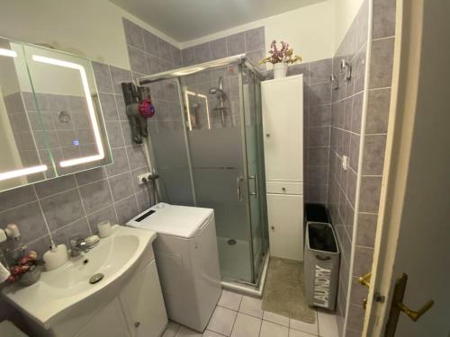 Ένα μπάνιο στο 2 room flat with sea view, private parking, swimming pool, and AC