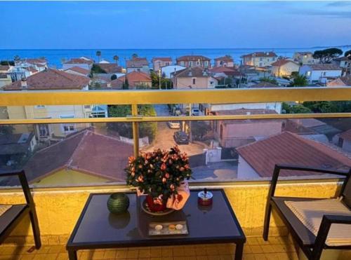 Μπαλκόνι ή βεράντα στο 2 room flat with sea view, private parking, swimming pool, and AC
