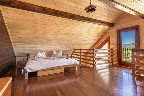 Ένα ή περισσότερα κρεβάτια σε δωμάτιο στο House Of Nature With Sauna And Tents - Happy Rentals
