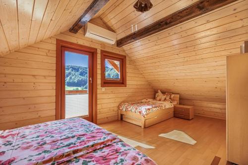 Ένα ή περισσότερα κρεβάτια σε δωμάτιο στο House Of Nature With Sauna And Tents - Happy Rentals