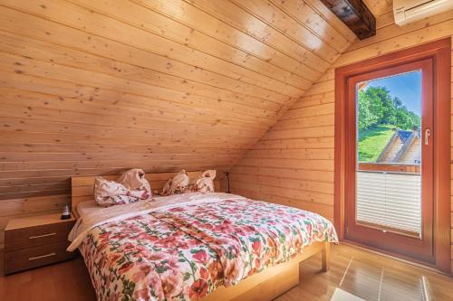 Ένα ή περισσότερα κρεβάτια σε δωμάτιο στο House Of Nature With Sauna And Tents - Happy Rentals