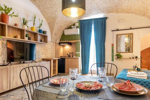 una cucina e una sala da pranzo con tavolo e sedie di Giob Studio In The Centre - Happy Rentals a Martina Franca