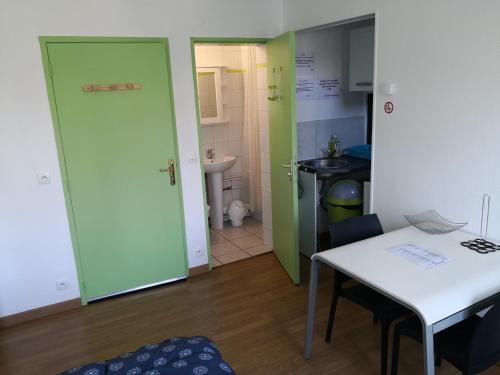 Habitación pequeña con mesa y cocina en Tout à pied - 2 pers - 2 studios indépendants B et C, en Berck-sur-Mer