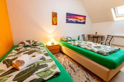 2 camas en una habitación con mesa y sillas en Country Saloon, en Vranov nad Dyjí