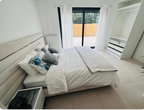 une personne allongée sur un lit dans une chambre dans l'établissement Très belle maison lac d Enghien les bains 15 min Paris, à Saint-Gratien