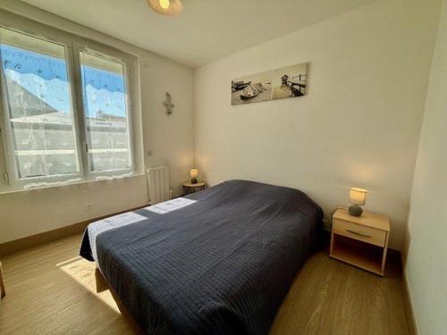 um quarto com uma cama, uma janela e 2 candeeiros em Villa Quiberon, 4 pièces, 6 personnes - FR-1-478-76 em Quiberon