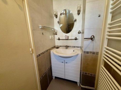 uma pequena casa de banho com um lavatório e um espelho em Villa Quiberon, 4 pièces, 6 personnes - FR-1-478-76 em Quiberon