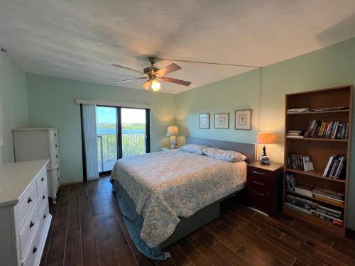 um quarto com uma cama e uma ventoinha de tecto em Bayshore Yatch Tennis Condo 2br 3 beds, Walking Distance to Beautiful Quite Beach em Clearwater Beach