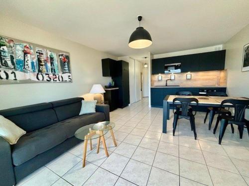 un salon avec un canapé et une salle à manger dans l'établissement Quiberon - Appt 2 pièces - 4 pers - Balcon, TV, Lave-vaisselle, Parking - FR-1-478-78, à Quiberon