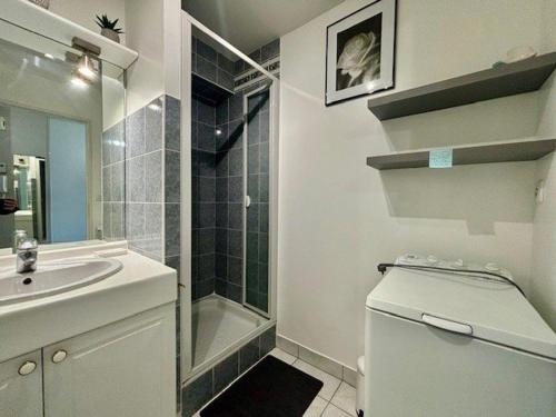 une salle de bain avec toilettes, lavabo et douche dans l'établissement Quiberon - Appt 2 pièces - 4 pers - Balcon, TV, Lave-vaisselle, Parking - FR-1-478-78, à Quiberon