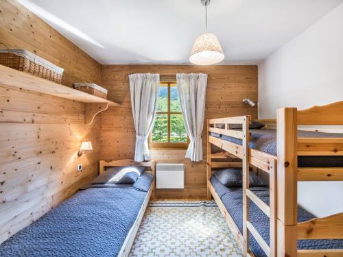 a bedroom with bunk beds in a cabin at Appartement Megève, 3 pièces, 4 personnes - FR-1-453-275 in Megève