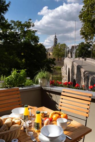 a wooden table with food on top of a balcony at Boutique-Hotel Stadtherberge Wetzlar in Wetzlar