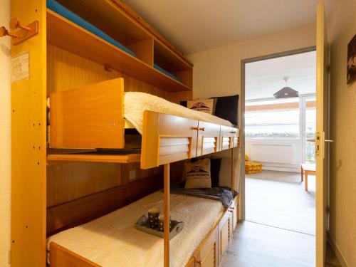 - une chambre avec 2 lits superposés dans une maison dans l'établissement Charmant T2 à Saint-Lary, 4 pers., Balcon Sud, Wifi Gratuit, Navette Proche - FR-1-296-288, à Saint-Lary-Soulan