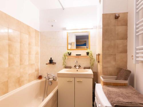 une salle de bain avec un lavabo, une baignoire et des toilettes dans l'établissement Charmant T2 à Saint-Lary, 4 pers., Balcon Sud, Wifi Gratuit, Navette Proche - FR-1-296-288, à Saint-Lary-Soulan