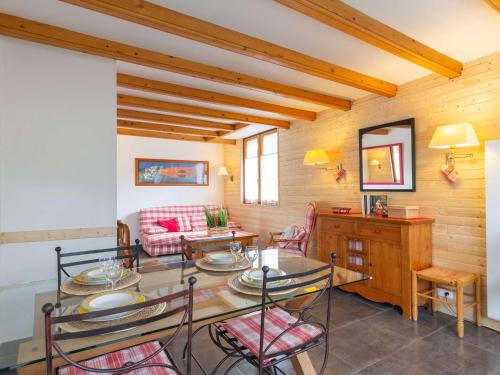 un salon avec une table, des chaises et un canapé dans l'établissement Appartement cosy 2 chambres avec parking et balcon à Saint-Lary-Soulan - FR-1-296-310, à Saint-Lary-Soulan