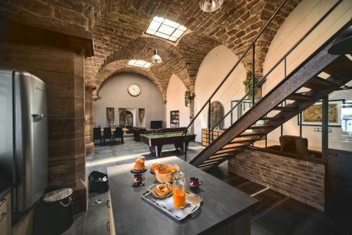 une pièce avec une table avec de la nourriture dessus dans l'établissement La Chapelle Industrielle, à Issenheim