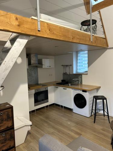 Cette chambre comprend une cuisine et une mezzanine. dans l'établissement Grand Place Roubaix Appartement Style Loft, à Roubaix