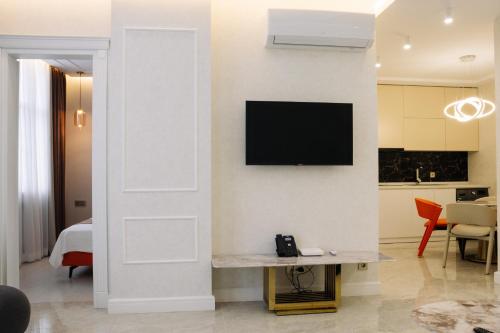 Μια τηλεόραση ή/και κέντρο ψυχαγωγίας στο Design Hotel "Mamu Apartment" with kitchen and mountain views
