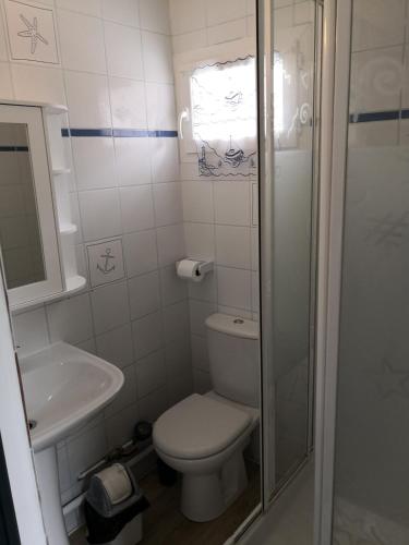 une petite salle de bain avec toilettes et lavabo dans l'établissement Emplacement central - 300m de la plage - studio F, à Berck-sur-Mer