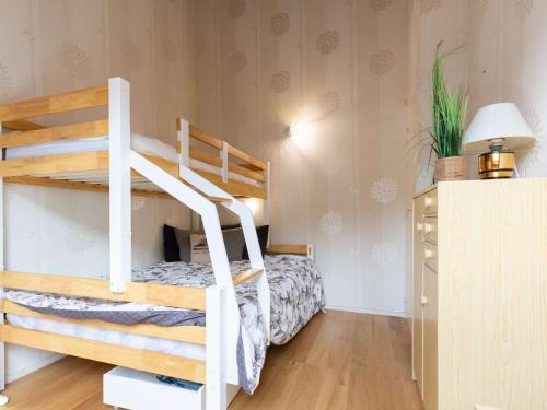 Cette petite chambre comprend des lits superposés. dans l'établissement Duplex pour 6 pers, plein sud, proche thermes et télécabine, parking privé - Saint-Lary-Soulan - FR-1-296-297, à Saint-Lary-Soulan